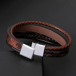 Detail eines mehrlagigen Lederarmbands mit geprägtem Lebensbaum und Magnetverschluss