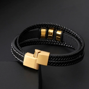Vue détaillée du bracelet en cuir tressé multicouche avec fermoir magnétique doré