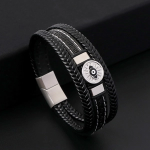 Détail d'un bracelet multicouche en cuir noir tressé avec fermoir magnétique Evil Eye