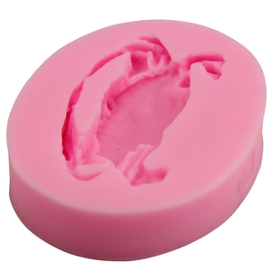 Moule oiseau en silicone rose pour fondant, chocolat et savon DIY sur fond blanc
