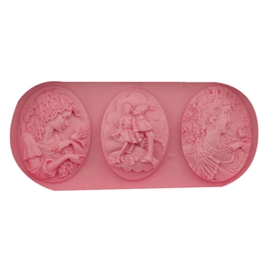 Stampo in silicone rosa con tre ritratti a rilievo per fondant e lavori manuali