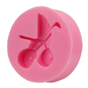 Detailansicht der rosa Silikonform mit Kinderwagen-Motiv für Fondant und Schokolade