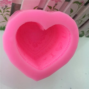 Herz-Silikonform in Rosa mit I Love You Schriftzug und geprägtem Rosenmuster