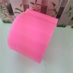 Detailansicht der rosa Silikonform mit vertikalem Rippenmuster für Seifen und Kerzen DIY