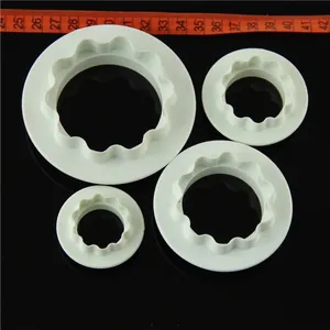 Set of 4 white round scalloped cake cutters for DIY fondant and baking decoration