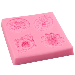 Stampo in silicone rosa per fondant con quattro diversi motivi di fiori e stelle