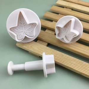 Set of 3 maple leaf plunger cutters for fondant cake decoration and baking molds