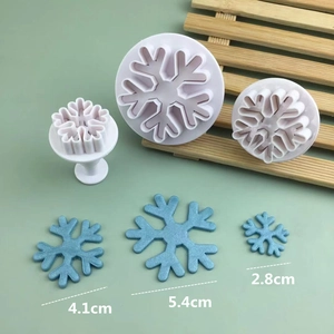 3pcs snowflake cookie plunger cutters in 2.8cm 4.1cm and 5.4cm sizes for DIY cake baking