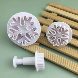 Set of 3 snowflake plunger cutters for DIY cookie baking and fondant cake decorating