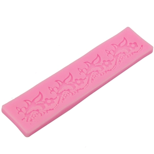 Rosa Silikonform für Fondant mit feinen Blumenmustern und Rankenrelief für Torten