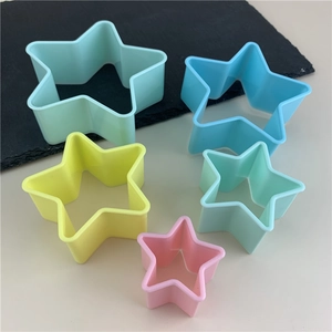 Set of 5 colorful star shaped plastic cookie cutters in various sizes for cake decoration