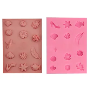 Détails de moules en silicone rose avec formes de fleurs, coquillages et plumes