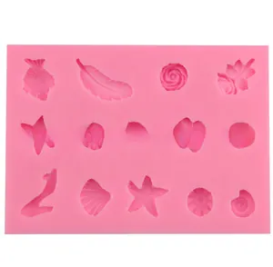 Moule à fondant en silicone rose avec des formes de fleurs et de coquillages pour pâtisserie
