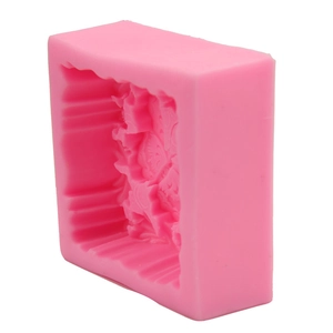 Stampo in silicone rosa con intricato rilievo 3D di fiori, farfalle e figure di angeli