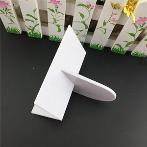 Lisseur à fondant minimaliste en plastique blanc avec surface courbée pour gâteaux
