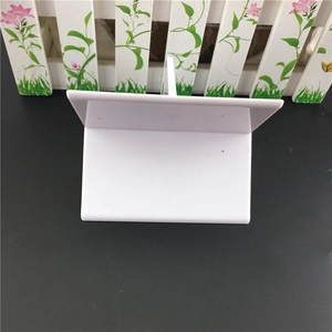 Lisseur à gâteau minimaliste en plastique blanc pour lisser le fondant sur les surfaces