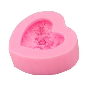 Details der rosa Herzform aus Silikon mit aufwendiger Rosen- und Gitterstruktur