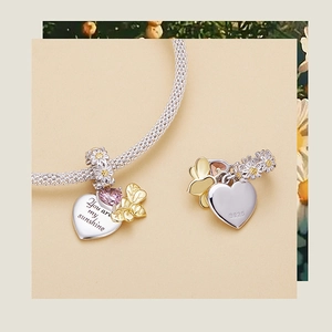 Vue détaillée du pendentif cœur en argent S925 avec marguerite et gravure You are my sunshine