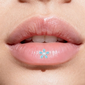 Piercing labbra minimalista in acciaio inossidabile con fiore blu e centro bianco