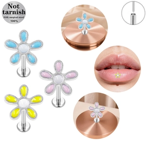 Dettaglio della filettatura interna dei piercing labret in acciaio chirurgico 316L