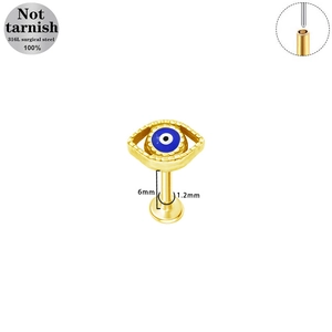 Dettaglio macro del piercing labret evil eye in acciaio chirurgico 316L filettato