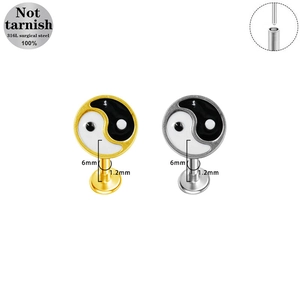 Vista macro del piercing labret in acciaio chirurgico 316L con design Yin Yang