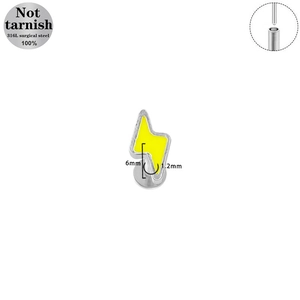 Dettaglio macro del piercing labret a fulmine in acciaio 316L con misure di 6mm
