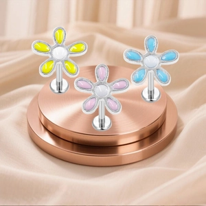 Set di piercing labret a fiore in acciaio inossidabile con petali colorati e design a base piatta