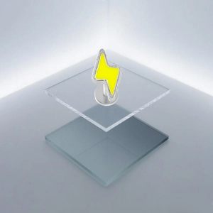 Dettaglio macro del piercing a forma di fulmine in smalto giallo su blocchi acrilici