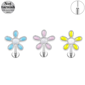 Tre piercing labret in acciaio chirurgico 316L con petali di margherita colorati