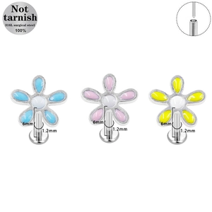 Dettaglio di piercing labret a fiore in acciaio chirurgico 316L con specifiche