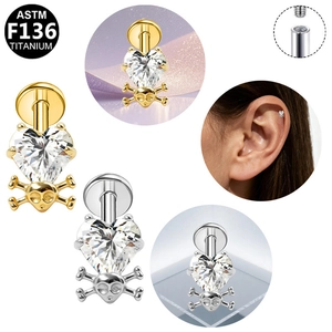 Detailweergave van de titanium hart-schedel piercing met interne schroefdraadstructuur