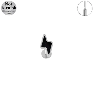Dettaglio del piercing labret senza filo in acciaio 316L con design a saetta nera