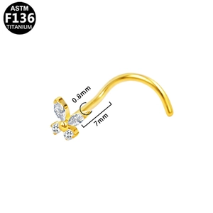 Detailansicht des goldenen Schmetterlings Nasensteckers mit Zirkon und F136 Titan Stecker