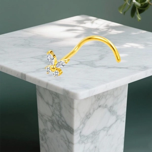 Makro-Detail von goldenem F136 Titan-Schmetterlings-Nasenstecker mit Zirkonia auf Marmor