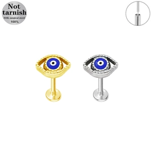 Vista macro del piercing labret evil eye in acciaio chirurgico 316L smaltato