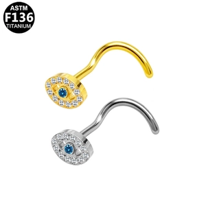 Detail eines ASTM F136 Titan Nasensteckers mit blauem Evil Eye Zirkon in Gold und Silber
