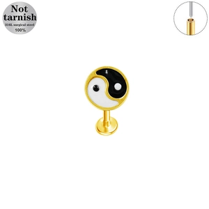 Dettaglio del labret in acciaio chirurgico 316L con design Yin Yang in smalto bianco nero