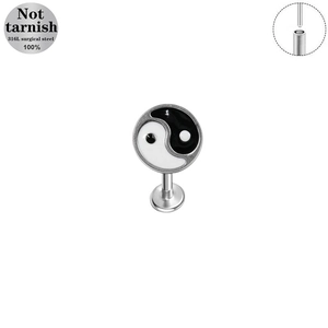 Dettaglio macro del labret in acciaio chirurgico 316L con simbolo Tai Chi in smalto bianco e nero