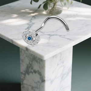 Detailaufnahme von F136 Titan Nasenstecker mit blauem Kristall und weißen Zirkonia