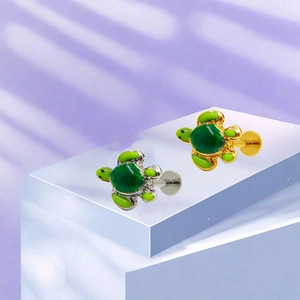 Detailansicht von grünen Schildkröten-Labrets aus Edelstahl in Gold und Silber