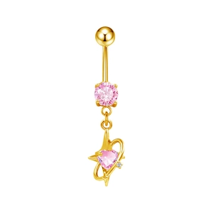 Dettaglio del piercing all'ombelico dorato con zircone rosa a cuore e stella