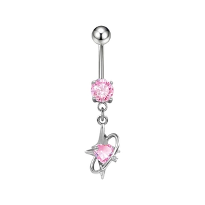 Dettaglio di piercing all'ombelico con cristallo a cuore rosa e design a stella argento