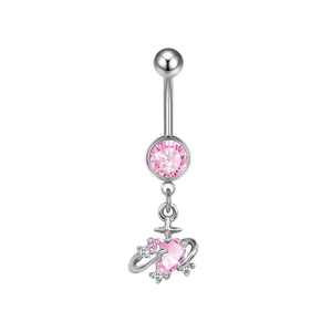 Dettaglio del piercing all'ombelico argento con gemma cuore rosa e ciondoli stelle orbitali