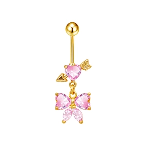 Dettaglio del piercing all'ombelico dorato con cuore rosa e ciondolo a farfalla