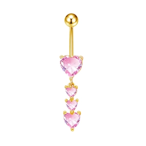 Dettaglio del piercing all'ombelico dorato con cristalli rosa a forma di cuore
