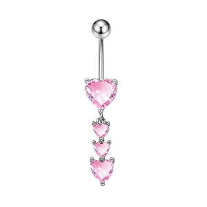 Dettaglio del piercing all'ombelico argento con quattro cristalli rosa a cuore incastonati