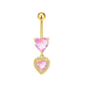 Dettaglio del piercing all'ombelico a cuore rosa con placcatura in oro e cristalli bianchi