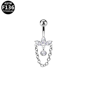 Dettaglio del piercing all'ombelico in titanio G23 con zircone marquise e catenella
