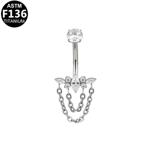 Vista dettagliata del piercing all'ombelico in titanio G23 con fiocco in zirconia